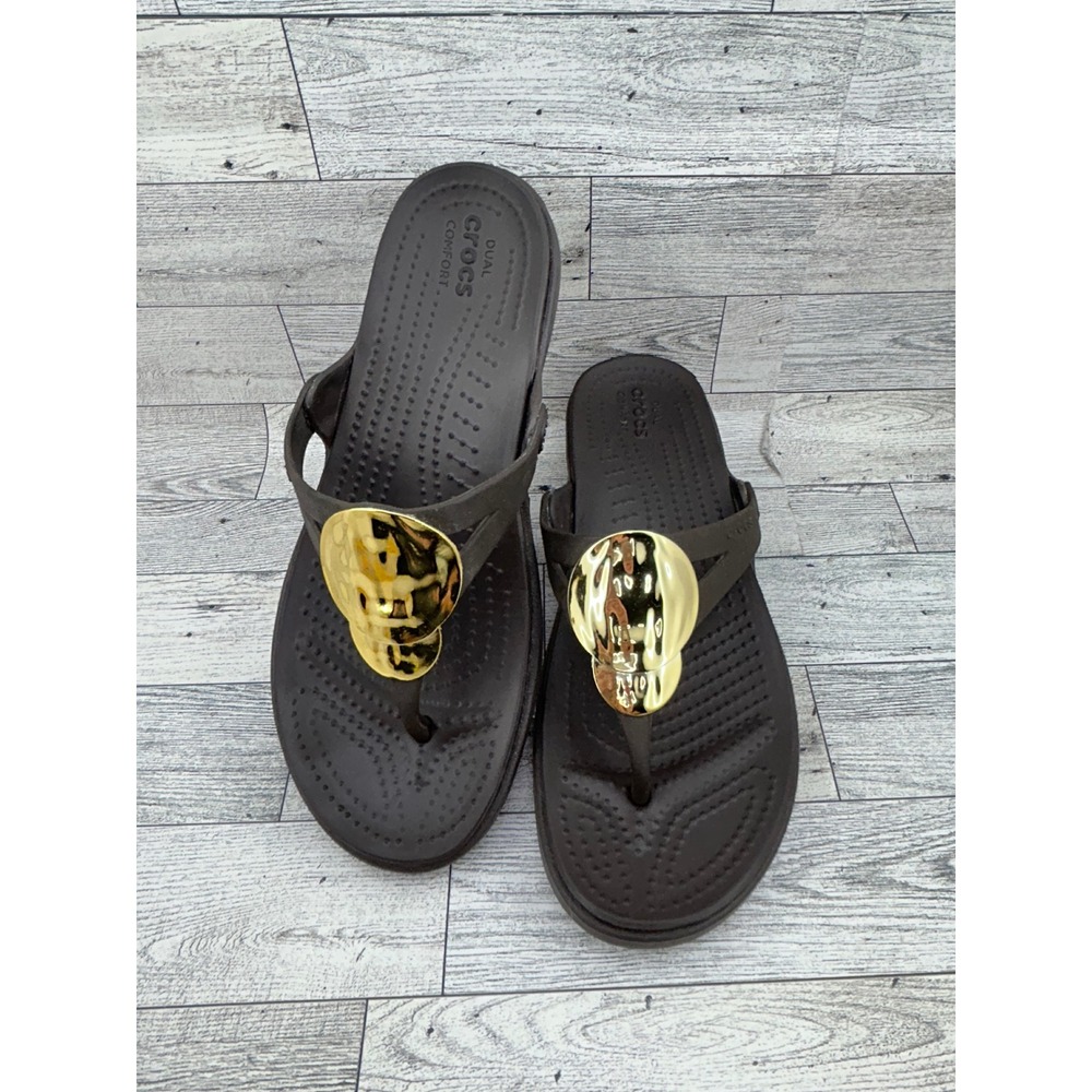 Crocs Sanrah‎ Hammered Circle Wedge Flip Flops Espresso Gold Women Sz 7 Sandals